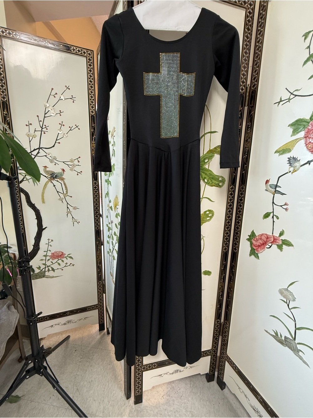 Black Long-Sleeve Praise Dance Dress with Cross Embellishment, Easy Movement